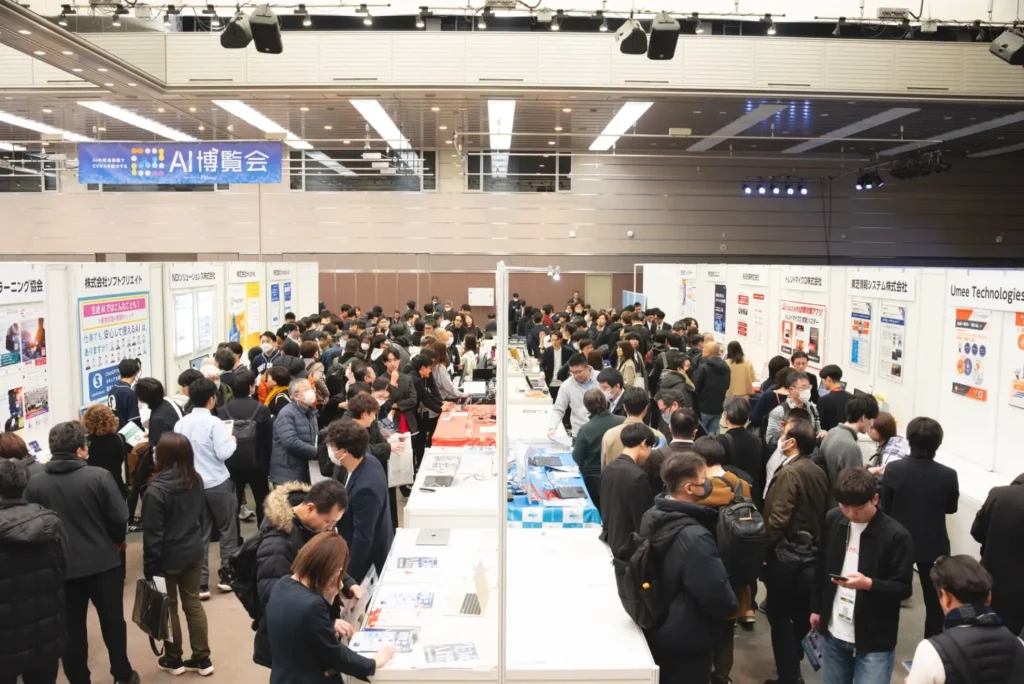 多くの来場者で賑わう前回の展示ブースエリア(AI博覧会 Osaka 2025)